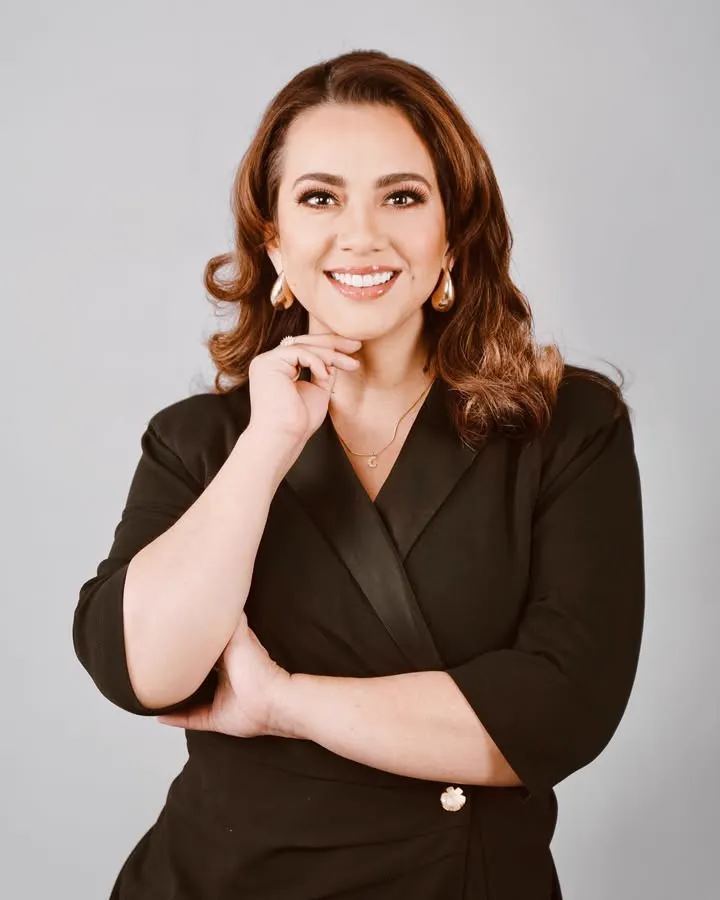 Cecilia Bellido, periodista y abogada boliviana, retrato de estudio
