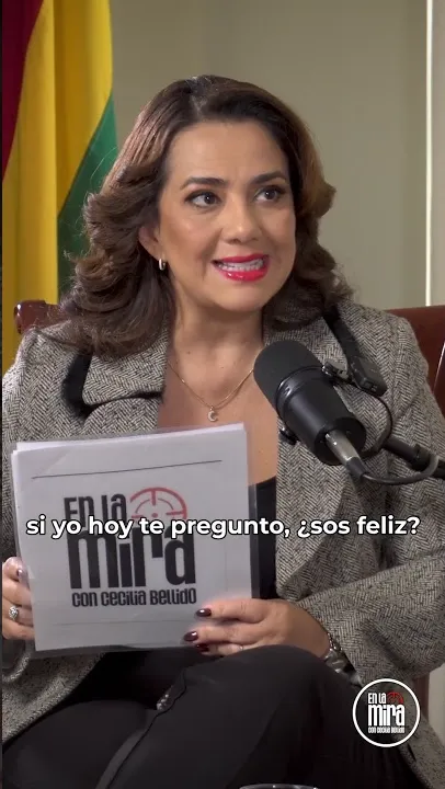 Cecilia Bellido en el set de En La Mira, con las tarjetas del programa en la mano