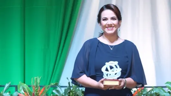 Cecilia Bellido recibiendo un premio