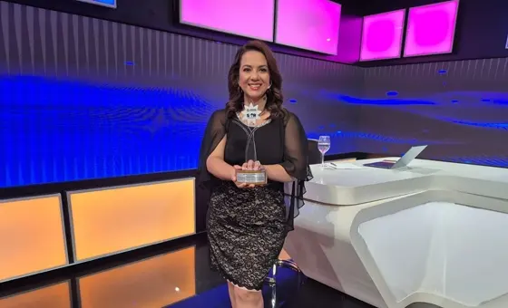Cecilia Bellido premiada en el set de Que No Me Pierda