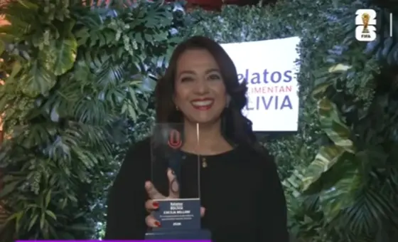 Cecilia Bellido con el trofeo Relatos que Alimentan Bolivia 2026